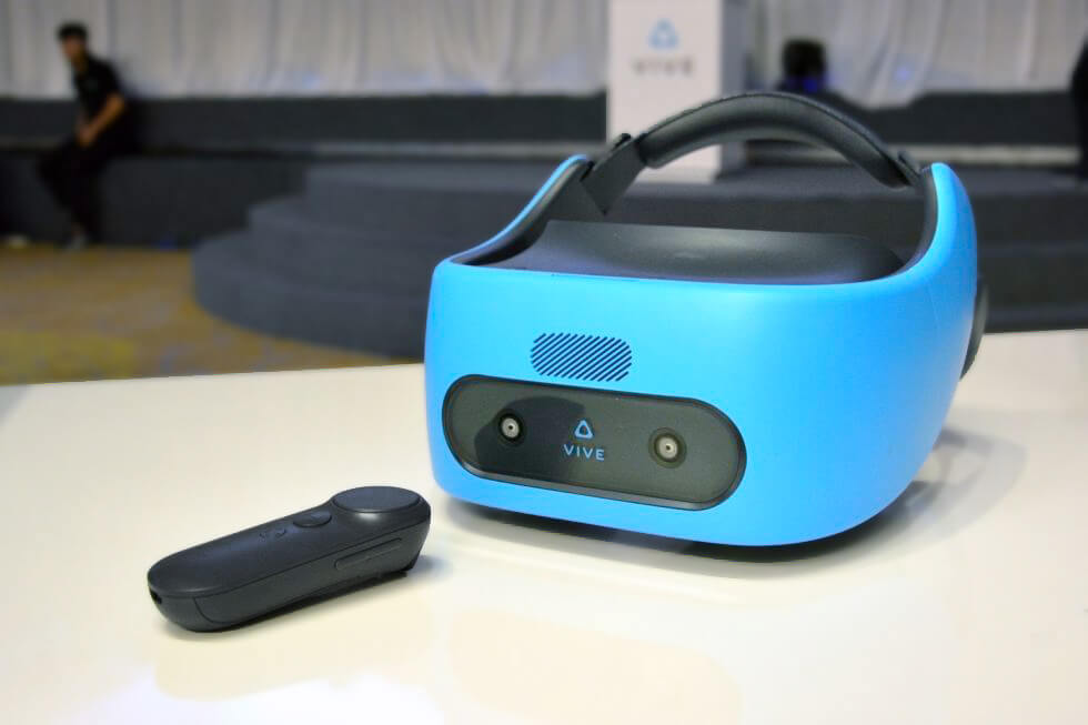 HTC Vive Focus с контроллером